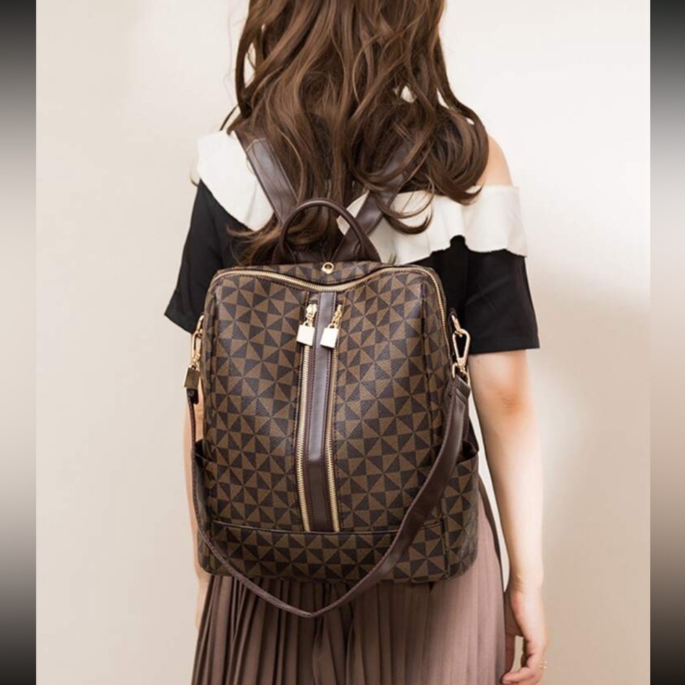 Large Capacity Backpack With Wristlet - Picture 5 of 10